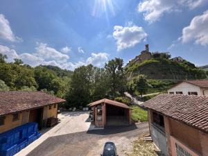 a view of a village with a castle on a hill at Casa Spaziosa Vista Castello - 3minuti dal Centro di Barolo in Barolo