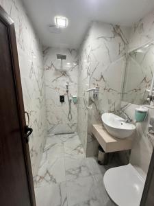 ein weißes Badezimmer mit Waschbecken und Toilette in der Unterkunft Hotel Ponti in Widin