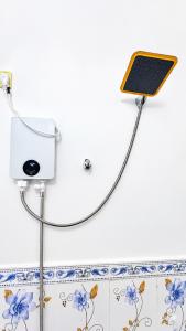 a shower with a cell phone in a bathroom at Antalya Hostel Bar & Restaurant in Kaôh Rŭng (3)