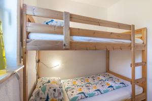 two bunk beds in a room with a pillow at Ferienwohnung Talblick in Medebach