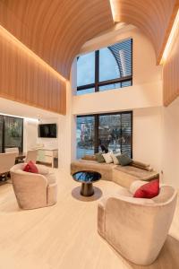 ein Wohnzimmer mit zwei Sofas und einem Tisch in der Unterkunft Jace Ratchada Hotel in Bangkok