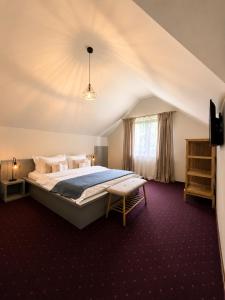 ein Schlafzimmer mit einem großen Bett im Dachgeschoss in der Unterkunft Garden Retreat in Bran