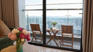 a living room with a table and chairs and a window at 2BR-2WC-Vinhomes Grand Park-Sunset View-VincomMeGaMall-WindyHomes in Long Bình