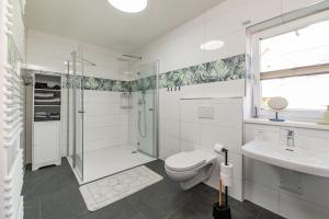 a bathroom with a shower toilet and a sink at Ferienwohnung Hopf in Bad Liebenstein