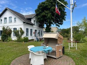 a barbecue in the yard of a house at Solbeck im Käpitänshaus Andresen in Westerland