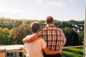 a man and a woman standing on top of a building at Ferienwohnung Altensteinblick in Bad Liebenstein
