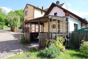a house with a fence in front of it at Ferienwohnung Altensteinblick in Bad Liebenstein