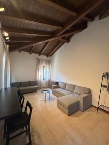 ein Wohnzimmer mit Sofa und Tisch in der Unterkunft ONE Center in Fanano + 16 Fotos