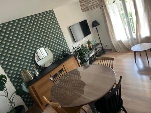 a dining room with a table and a couch at Appartement Cosy in Manosque