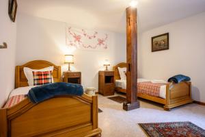 a bedroom with two beds and a mirror at voyage en Alsace chez Gaby in Hunawihr