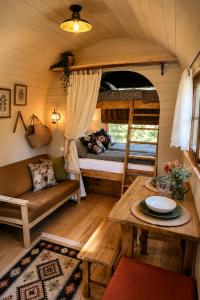 a room with a bed and a table in a cabin at Campo Gitano in Gaśno