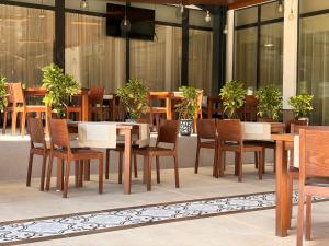a dining area with tables and chairs in a restaurant at Hotel Plamena Palace in Primorsko