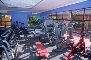 ein Fitnessstudio mit mehreren Laufbändern und Cardiogeräten in der Unterkunft Mika Hotel Kabulonga in Lusaka