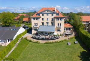 an aerial view of a large white building with a yard at Hotel Bretagne in Hornbæk