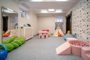 a room with a play area with chairs and tables at Zespół Dolina Białego - Pensjonat Biały Potok in Zakopane +116 photos