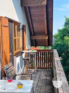 a patio with a table and chairs on a balcony at Ferienwohnungen Schönwetter Oberpfaffenhofen in Weßling