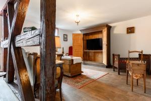 a living room with a table and a tv at voyage en Alsace chez Gaby in Hunawihr