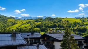 a view of the mountains from the roofs of houses at Stein 35 with Kitzstainhorn view in Kaprun