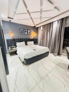a bedroom with a bed and a marble floor at Staylo Hotel Azora in New Delhi