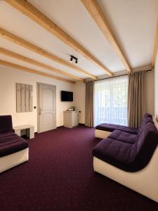 ein Hotelzimmer mit zwei Betten und einem Fernseher in der Unterkunft Garden Retreat in Bran
