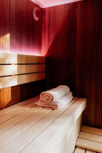 a room with a bed with a towel on it at avocado domki in Kuśnie