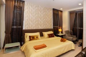 a bedroom with a large bed with brown blankets at Lux SL Luxury Style of Life 2 in Jomtien Beach