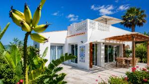 a white house with a patio and a table at Casita del Toro - Rooftop Terrace & Sea View in Vinarós
