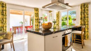 a kitchen with a counter with a bowl of fruit on it at Casita del Toro - Rooftop Terrace & Sea View in Vinarós