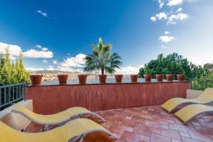 a row of chairs sitting on top of a wall at Villa sur les hauteurs de Nice, proche centre in Nice