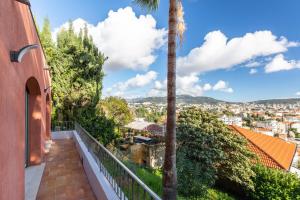 a balcony with a view of a city at Villa sur les hauteurs de Nice, proche centre in Nice