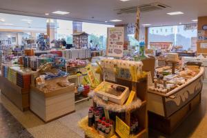 Supermarket nebo jiné obchody v  ryokanu nebo okolí