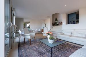 a living room with a couch and a table at Villa sur les hauteurs de Nice, proche centre in Nice
