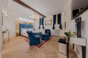 a living room with blue chairs and a bed at Ca Dell'Arte in Venice