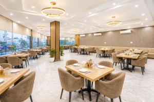 a restaurant with tables and chairs in a room at Hotel Park Green Suites Delhi Airport in New Delhi +62 photos