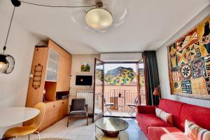 ein Wohnzimmer mit einem roten Sofa und einem Tisch in der Unterkunft Camelia 07 in Acquaseria