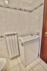 ein kleines Badezimmer mit Toilette und Waschbecken in der Unterkunft Camelia 07 in Acquaseria + 32 Fotos
