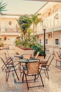 a group of chairs and tables in a courtyard at Hotel Colonial Bragança Paulista in Bragança Paulista