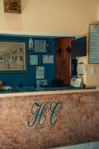 a restaurant counter with a life sign on it at Hotel Colonial Bragança Paulista in Bragança Paulista