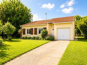 a house with a garage in a yard at " Parenthèse Verte " Jardin - Barbecue - Garage in Roques Sur Garonne