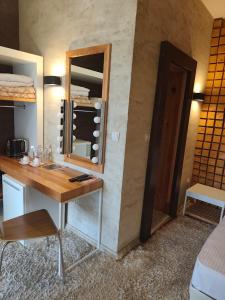 a room with a desk and a mirror and a bed at Deluxe House Glavatarski Han in Glavatartsi