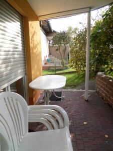 einen weißen Tisch und Stühle auf einer Terrasse in der Unterkunft Ferienwohnung Bischoff in Michelstadt