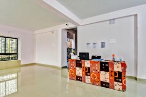 a room with a table with boxes on it at Hotel O DOWNTOWN INN in Kolkata