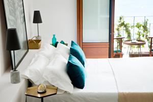 Łóżko lub łóżka w pokoju w obiekcie CBbC Suites Port Vell