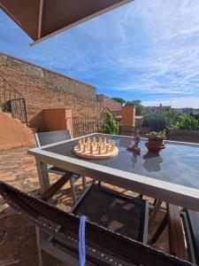 a ping pong table with a chess set on it at Ca l'Àvia Remei in Castelló d'Empúries