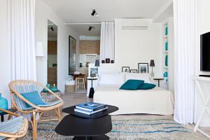 sypialnia z łóżkiem i salonem w obiekcie CBbC Suites Port Vell w mieście Ibiza