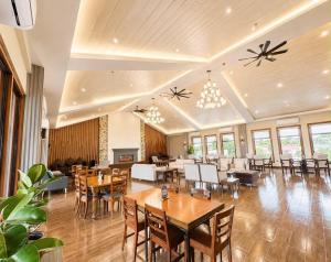 a restaurant with tables and chairs in a room at Starhomes Hotel & Cafe in Tarlac