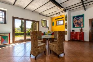 a dining room with a table and chairs at -Piscina privata- 10 posti letto, Wifi, AC, Garden in Ripatransone