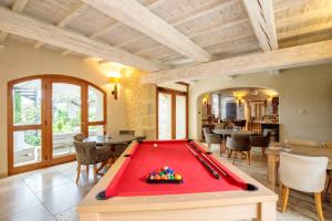 a living room with a pool table in it at Boutique Hôtel La Villa Montesquieu & sa piscine in Laudun