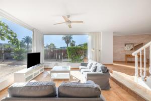 a living room with two couches and a flat screen tv at Mora Beach in Tarragona