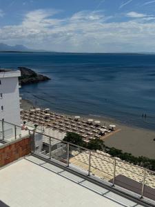 a view of a beach with umbrellas and the ocean at Banesa me Qera 15,36 Rana Hedhun in Lezhë